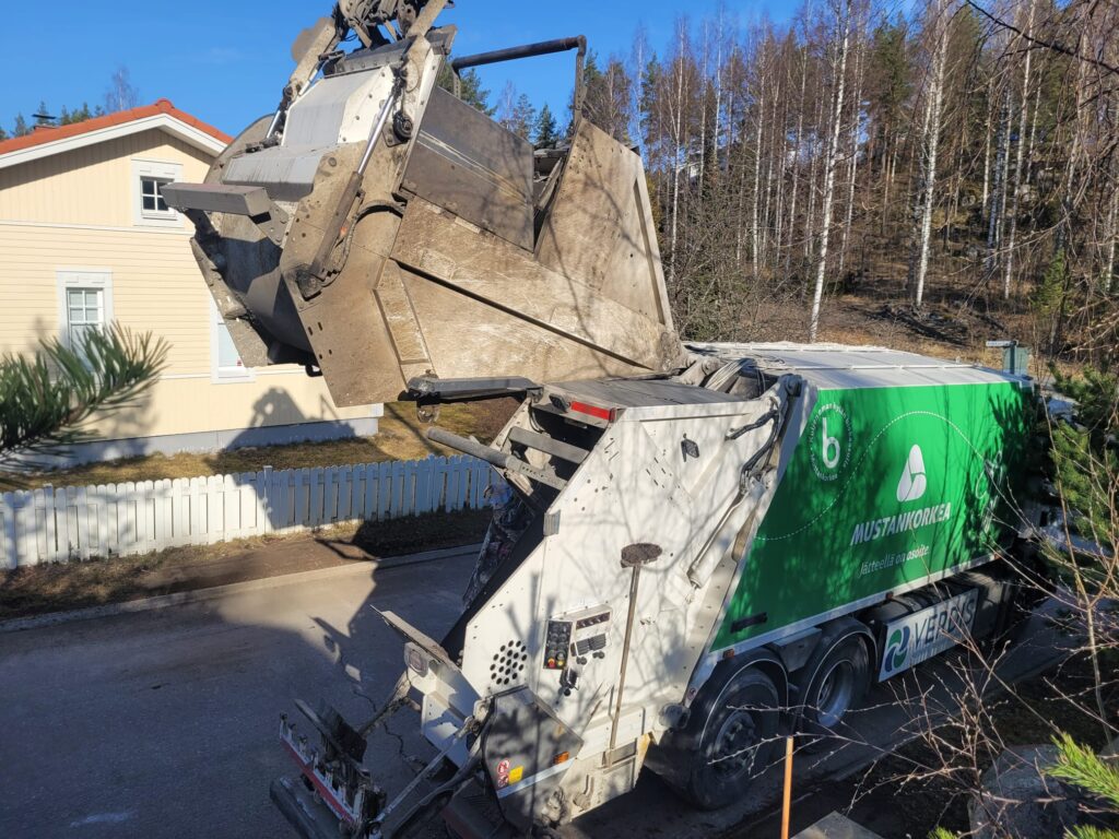Jäteauto on kadulla ja syttynyt palamaan