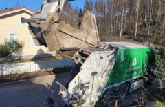 Jäteauto on kadulla ja syttynyt palamaan