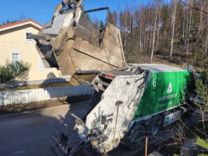 Jäteauto on kadulla ja syttynyt palamaan