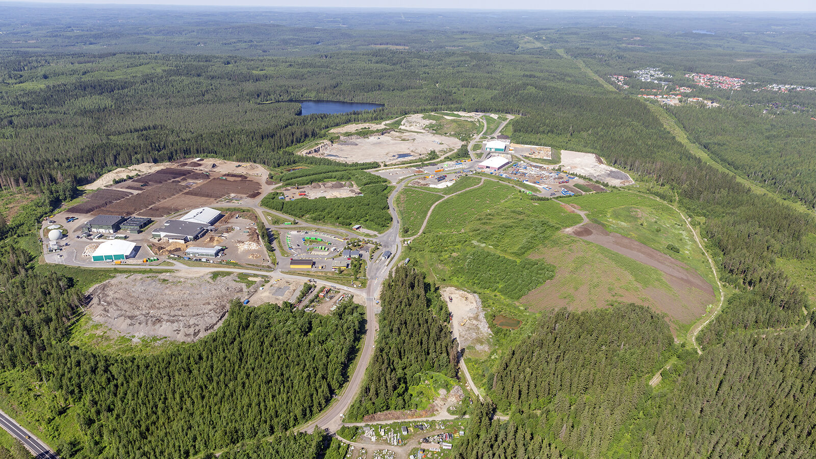 Ilmakuva alueesta, jossa näkyy metsää sekä jätekeskuksen toimintaa.