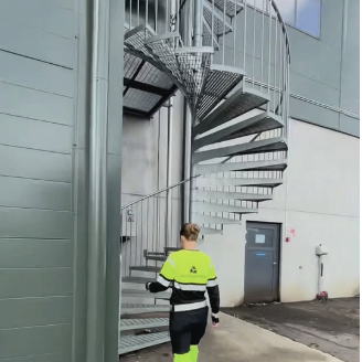 Huomiovaatteet päällä oleva nainen on menossa portaita ylös.